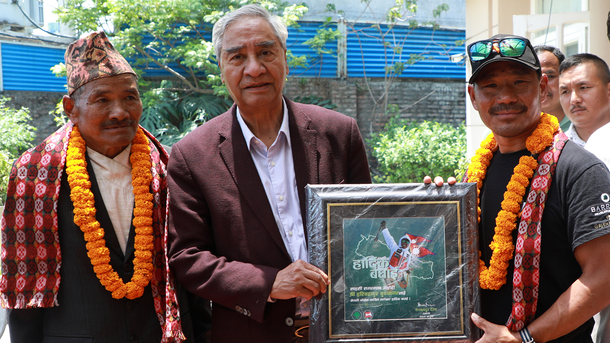 कांग्रेस सभापति देउवाद्वारा कीर्तिमानी आरोही बुढामगरलाई सम्मान